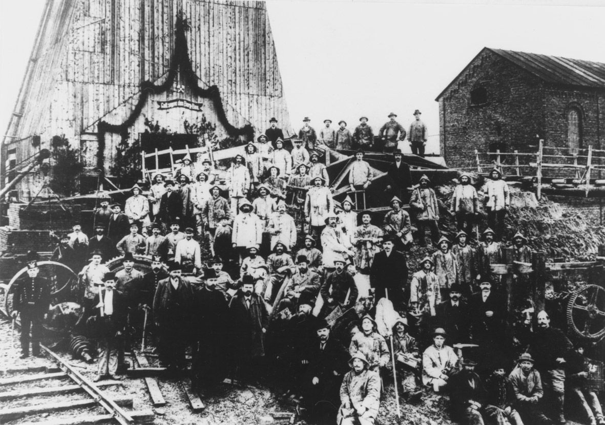 Abteufmannschaft des Schachtes Deutscher Kaiser 4 im September 1901
